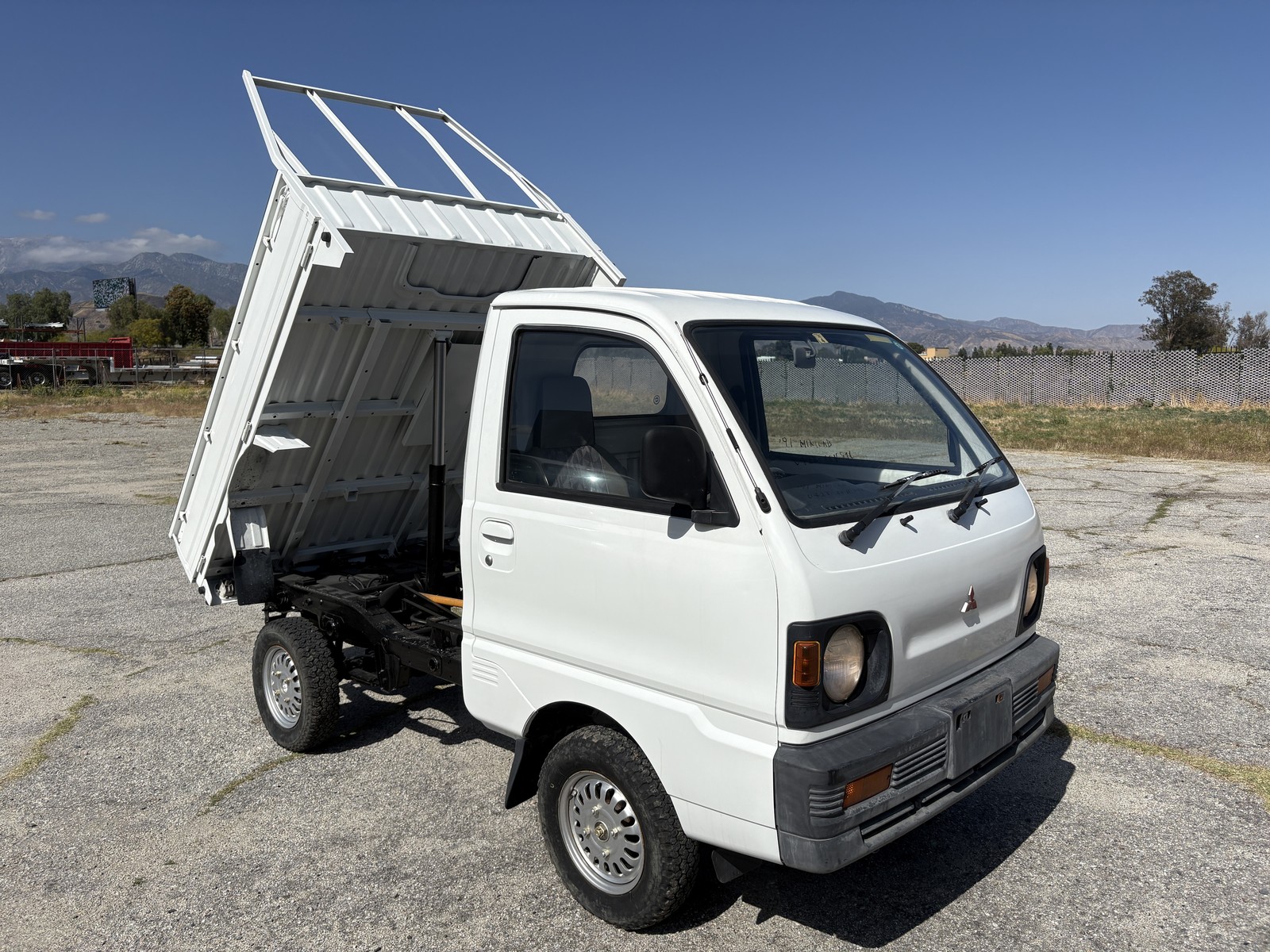 Mitsubishi-Minicab-Dump-4MT-2Hi-4Hi-4Low-Part-Time-4WD-1991-Dump-Grey