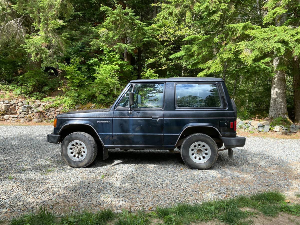 Mitsubishi-Montero-1987-black