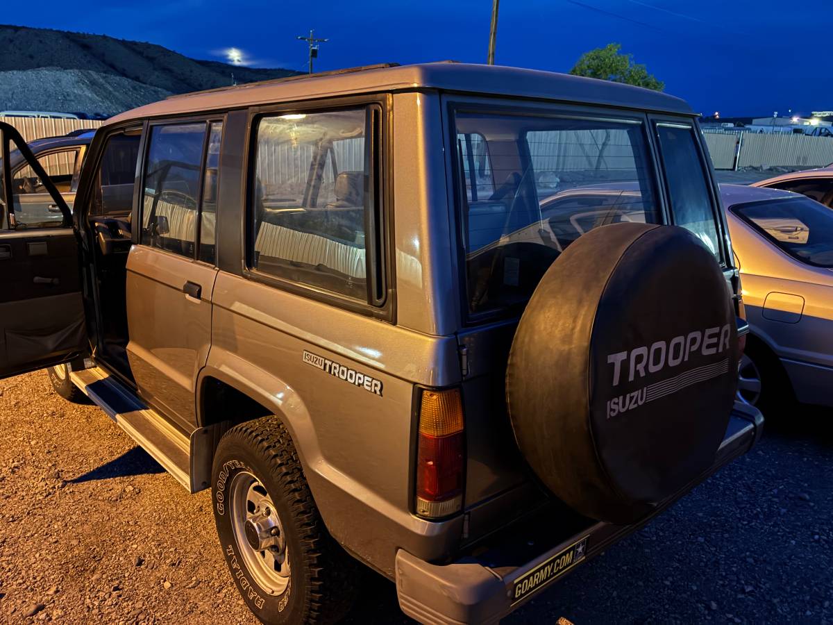 Mitsubishi-Montero-1989-Brown