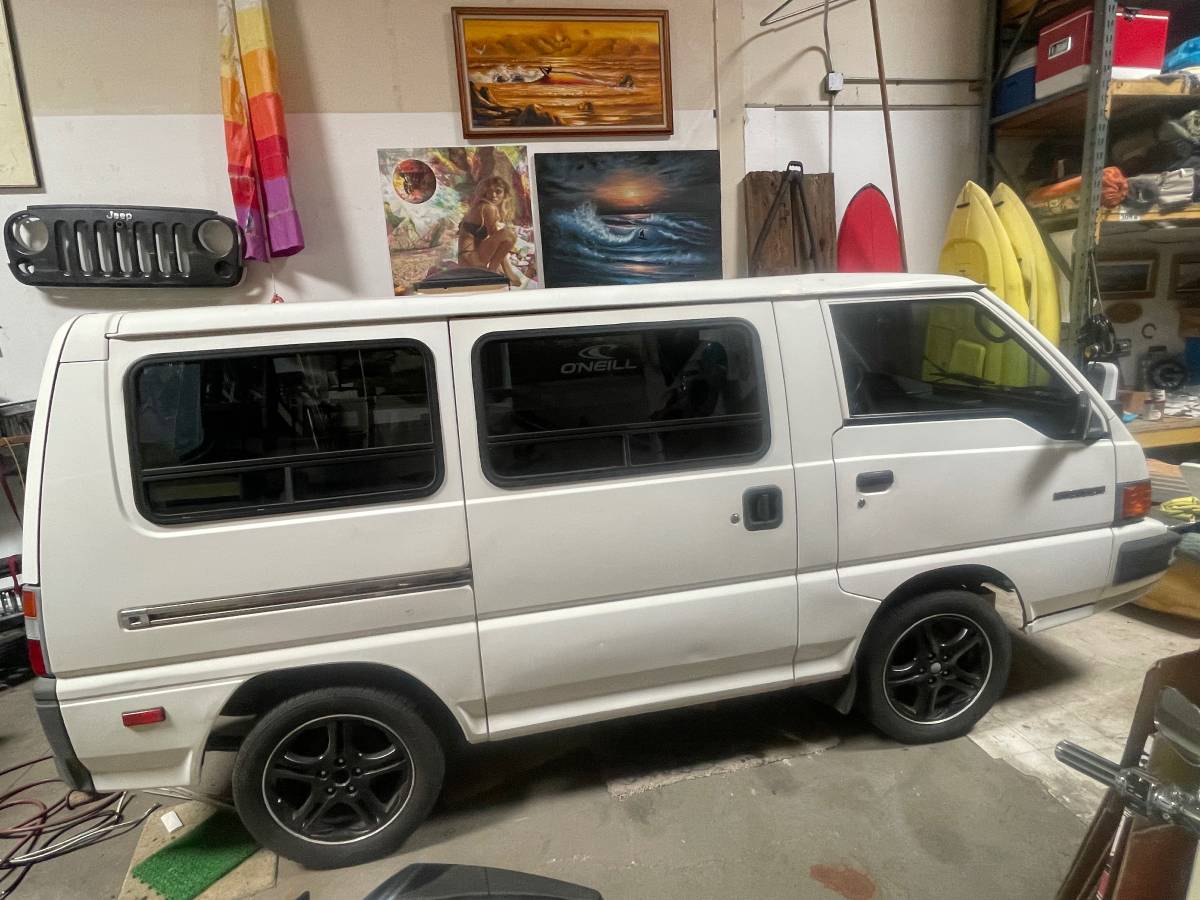 Mitsubishi-Van-1990-white