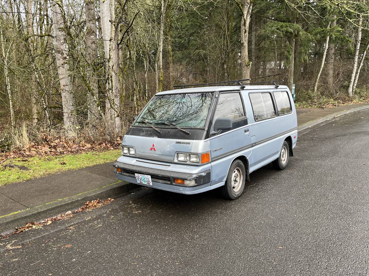 Mitsubishi-Wagon-ls-1989-blue