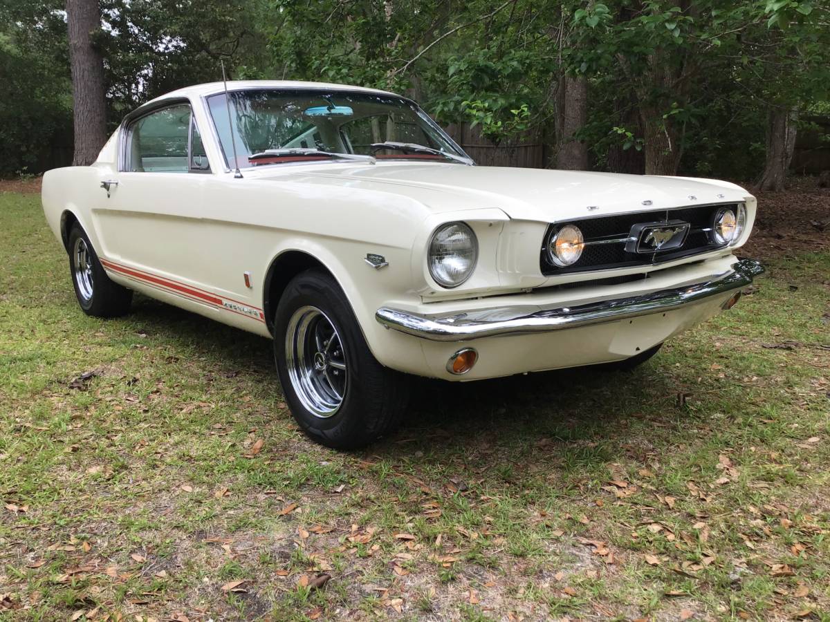 Mustang-fastback-1965-white