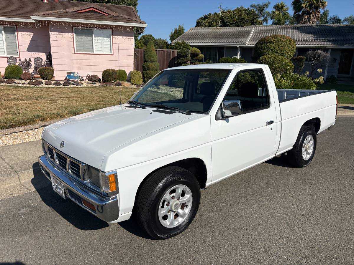 Nissan-Pickup-1996-white