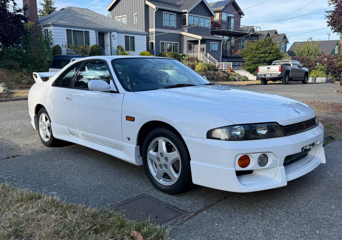 Nissan-Skyline-1996-white