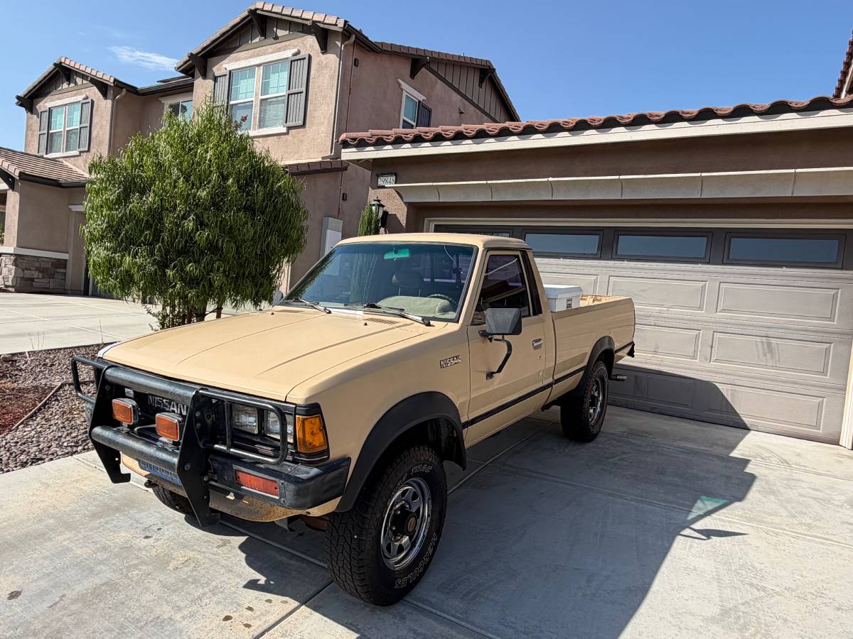 Nissan-Truck-1986-yellow