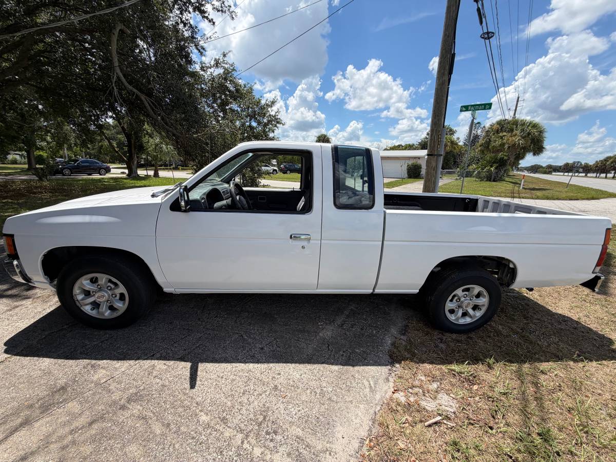 Nissan-Xe-pickup-1996-white
