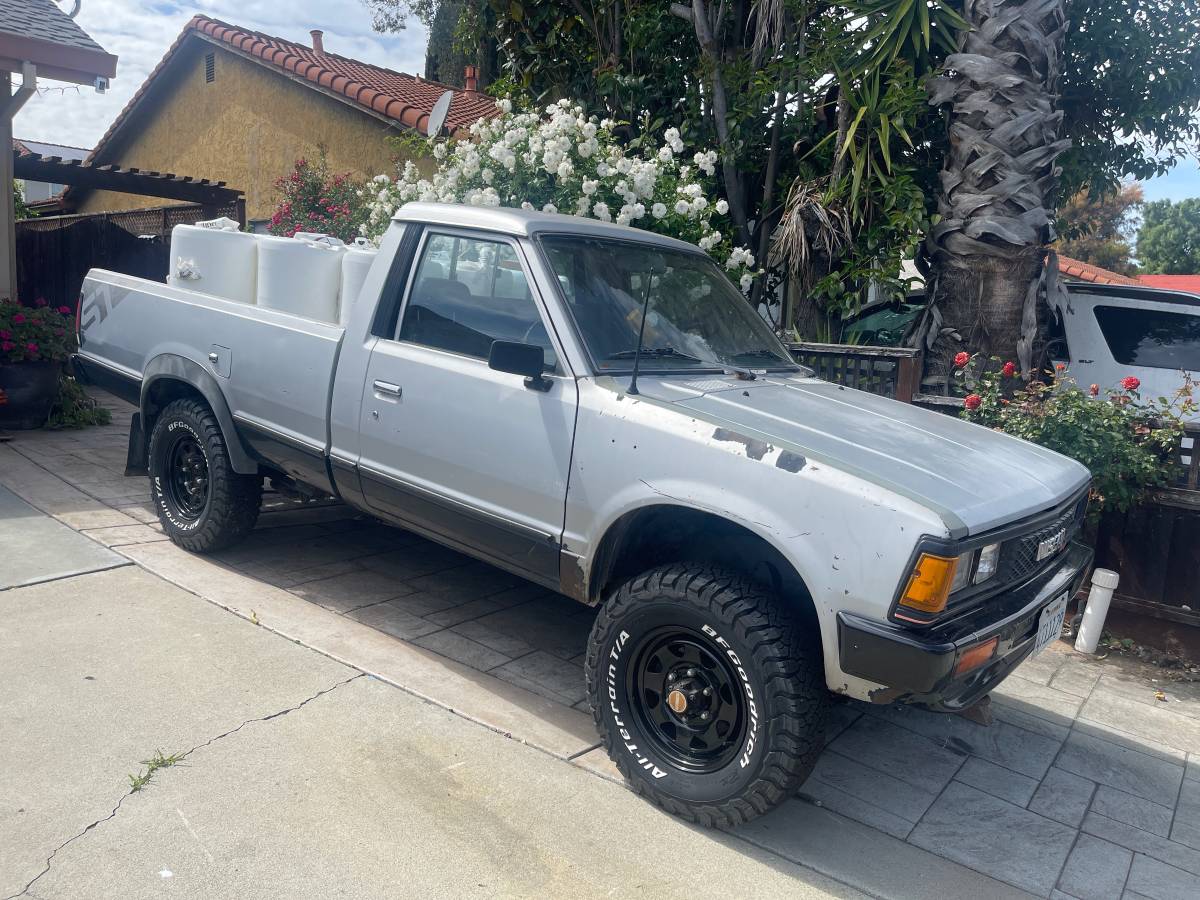 Nissan-datsun-720-1985-grey