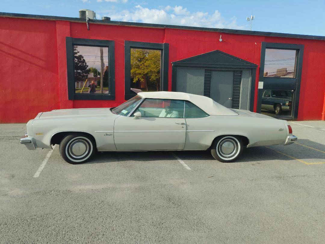 Oldmobile-delta-88-convertible-1975-grey