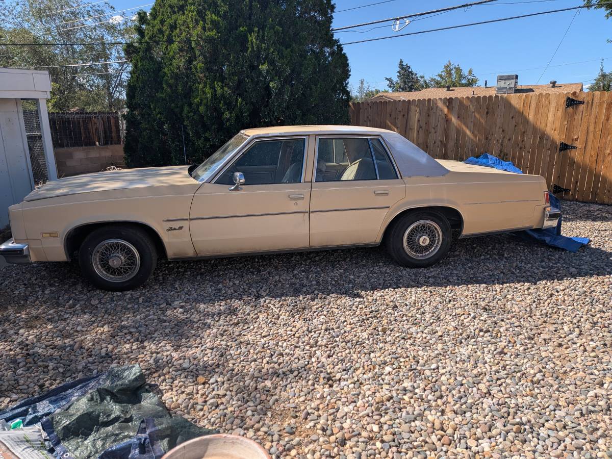 Olds-delta88-royal-1977-yellow