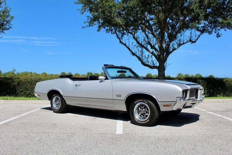 Oldsmobile-442-1972-Silver-Black