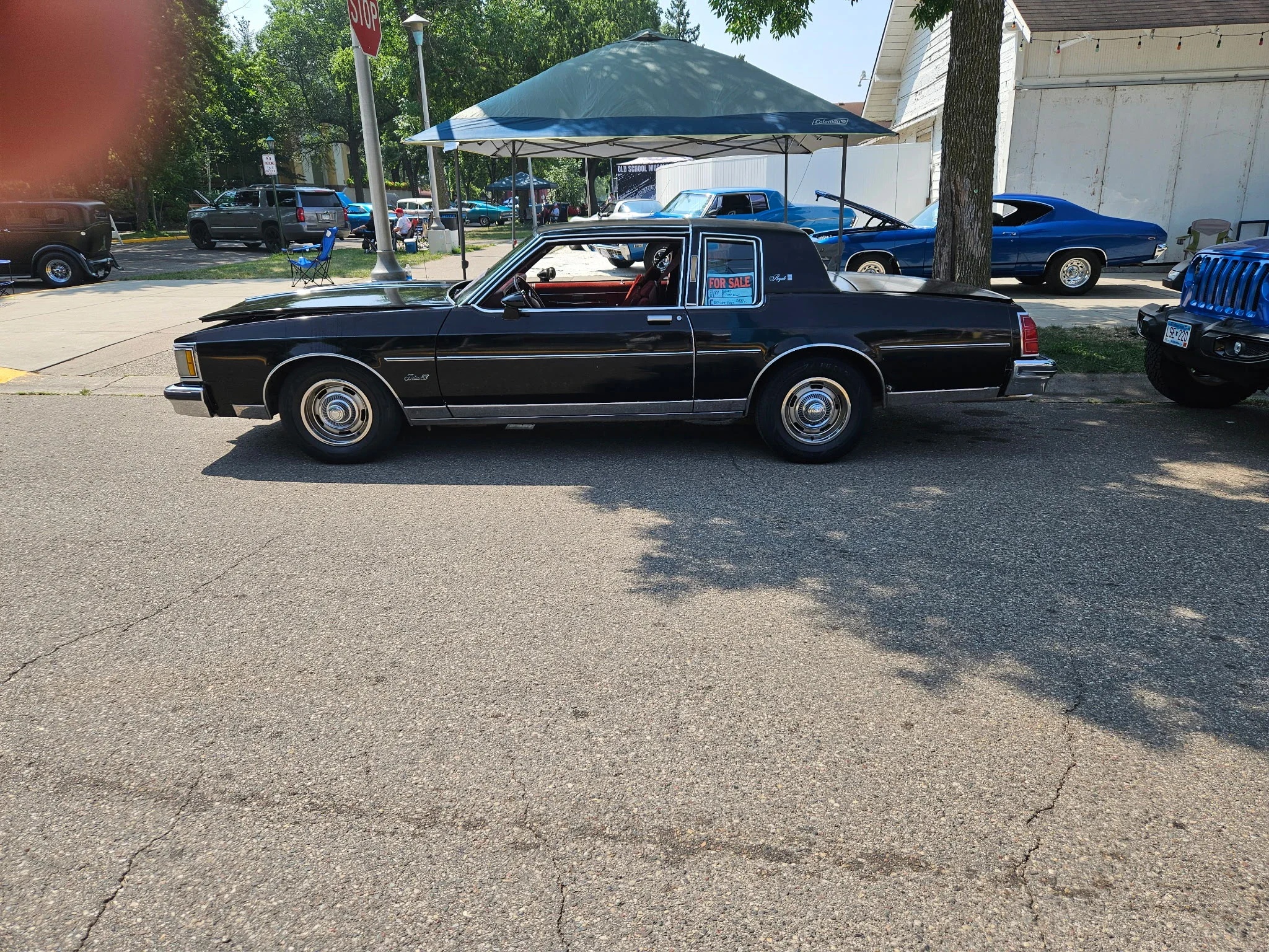 Oldsmobile-88-royale-brougham-sedan-1983-Black-Burgundy
