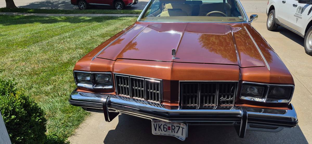 Oldsmobile-98-1975-brown