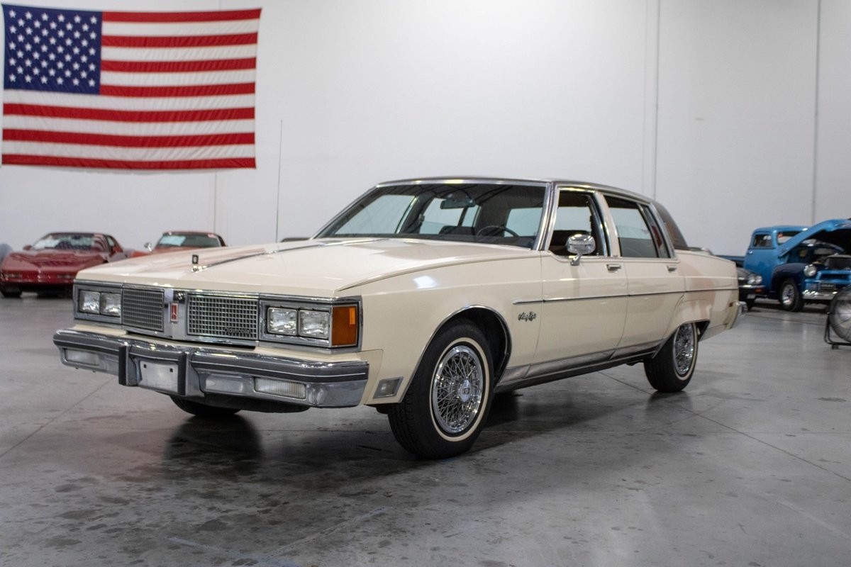 Oldsmobile-98-1984-SEDAN-Dark-Brown