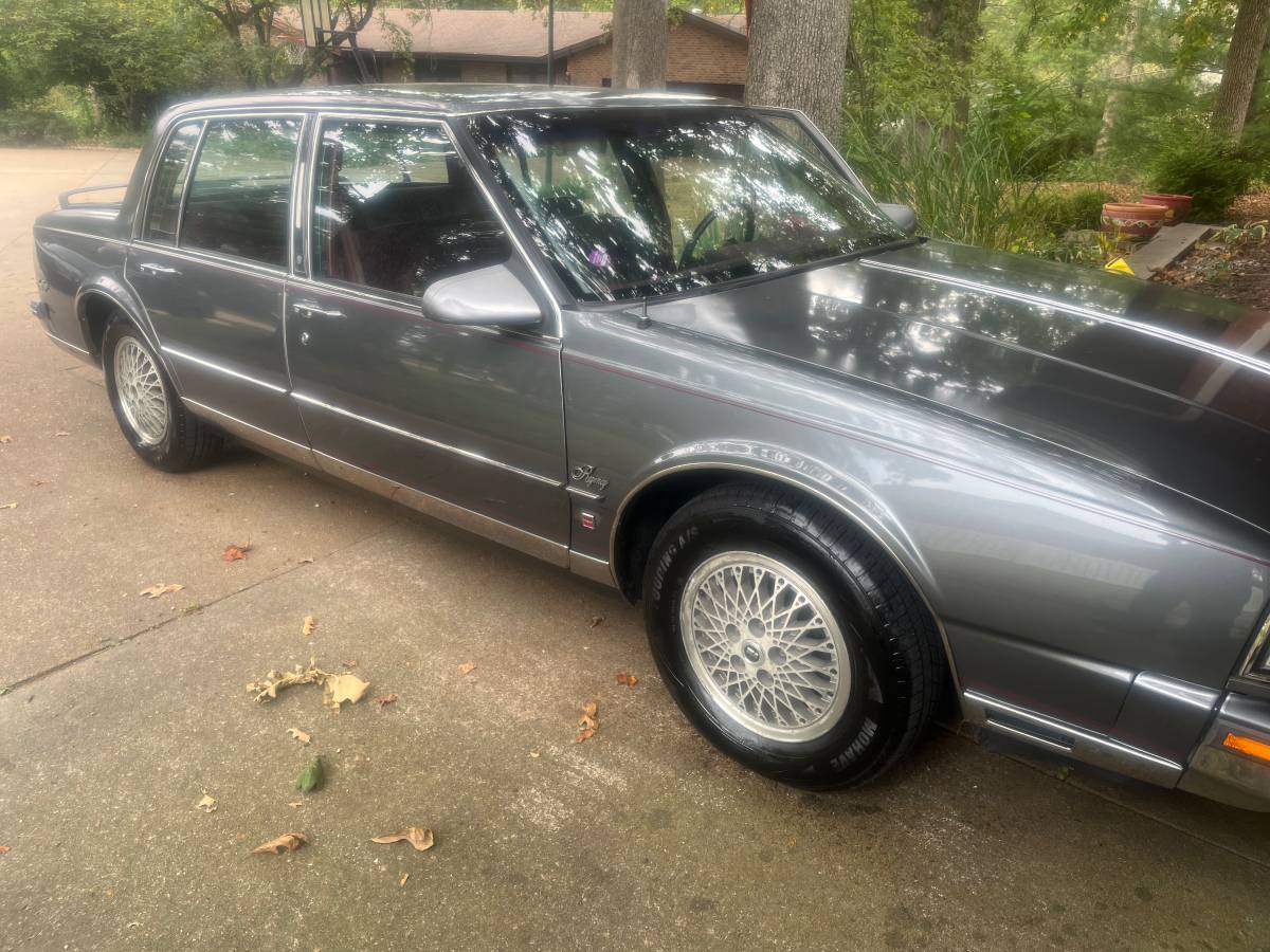 Oldsmobile-98-1988-silver