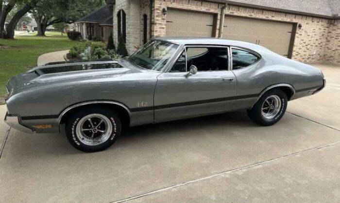Oldsmobile-Cutlass-1970-Silver-Black Oldsmobile-Cutlass-1970-Silver-Black