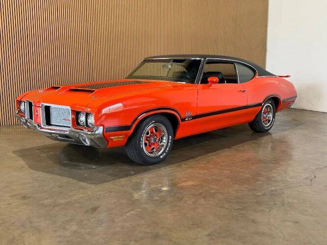Oldsmobile-Cutlass-1972-Orange-Black-Vinyl-Top-Black-Stripes-Black Oldsmobile-Cutlass-1972-Orange-Black-Vinyl-Top-Black-Stripes-Black