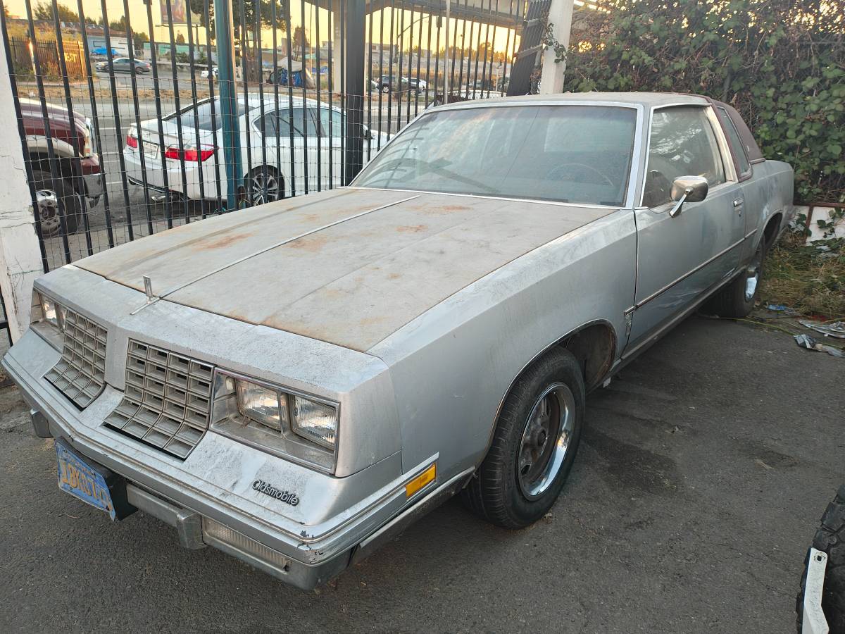 Oldsmobile-Cutlass-1981-silver