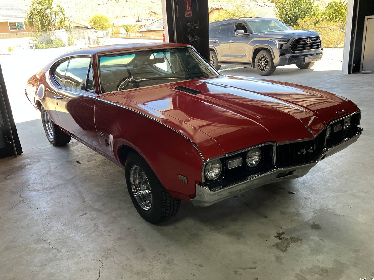 Oldsmobile-Cutlass-supreme-1968-red