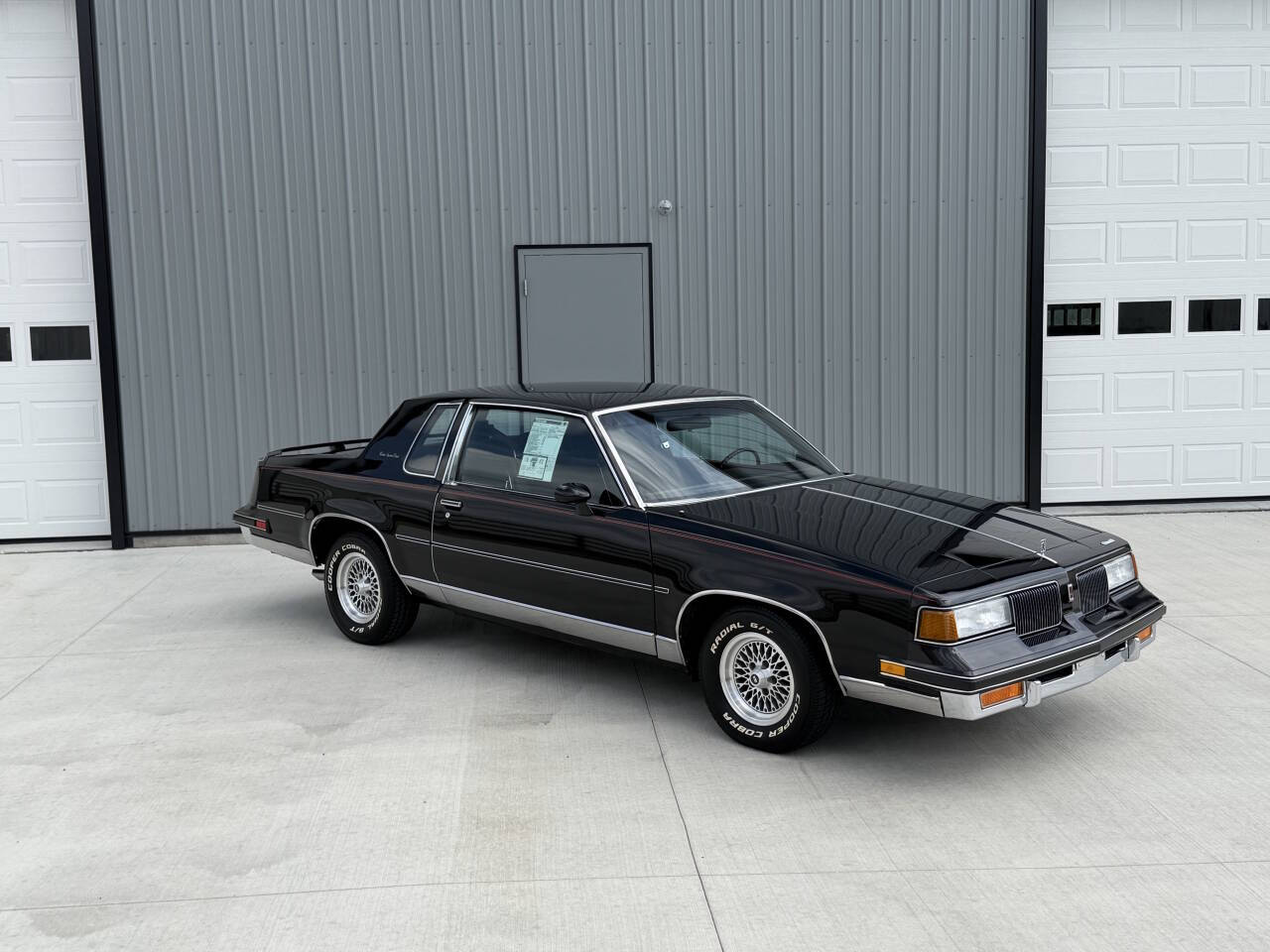 Oldsmobile-Cutlass-supreme-1988-Black-Burgundy