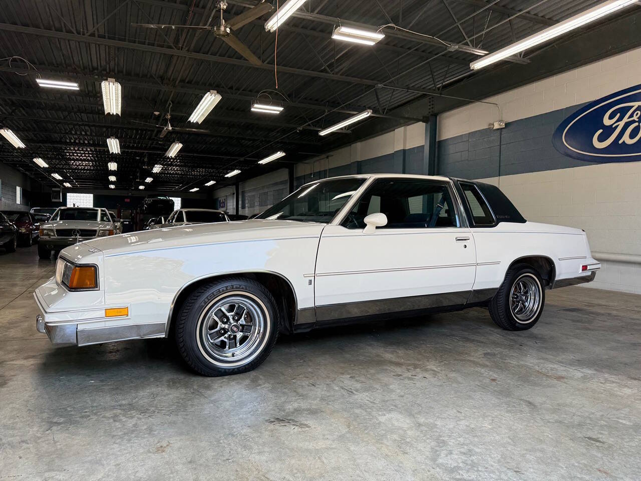 Oldsmobile-Cutlass-supreme-1988-White