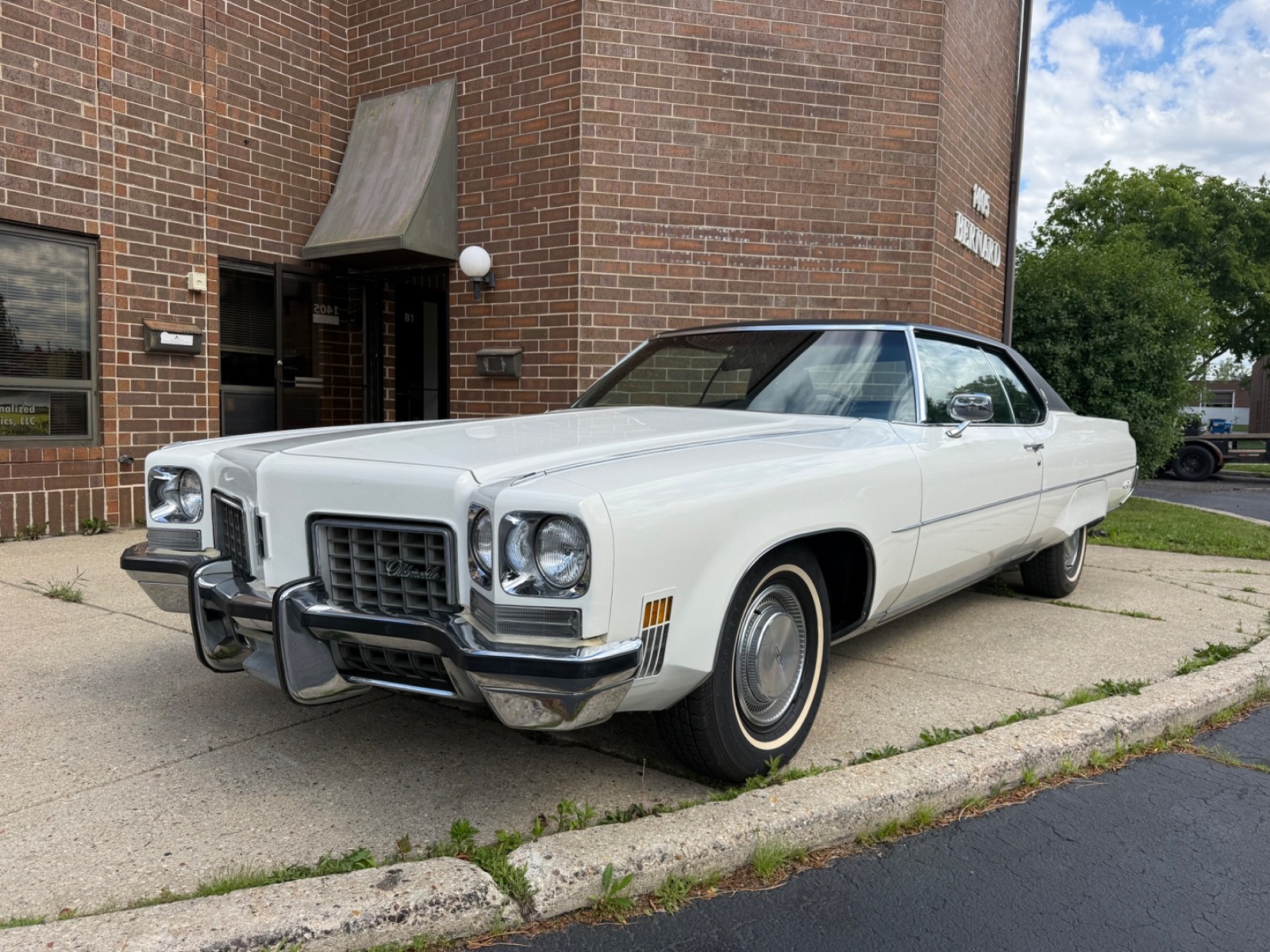 Oldsmobile-Ninety-Eight-1972-Black