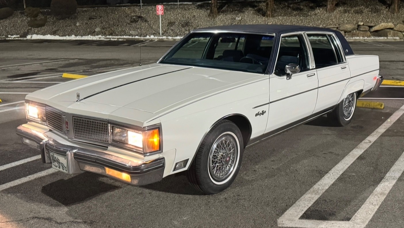 Oldsmobile-Ninety-Eight-1983-Sedan-Blue