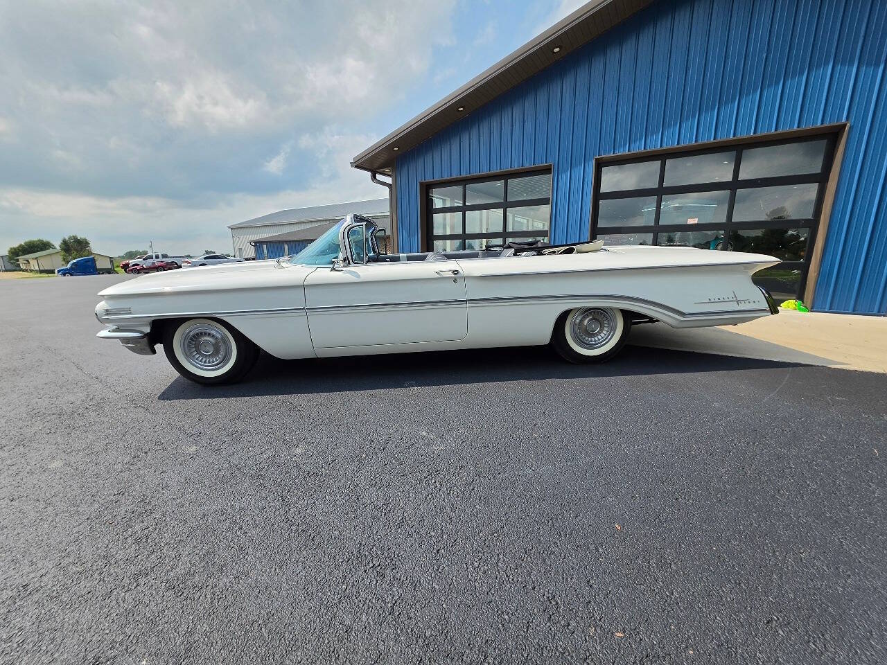 Oldsmobile-Ninety-eight-1960-Off-White
