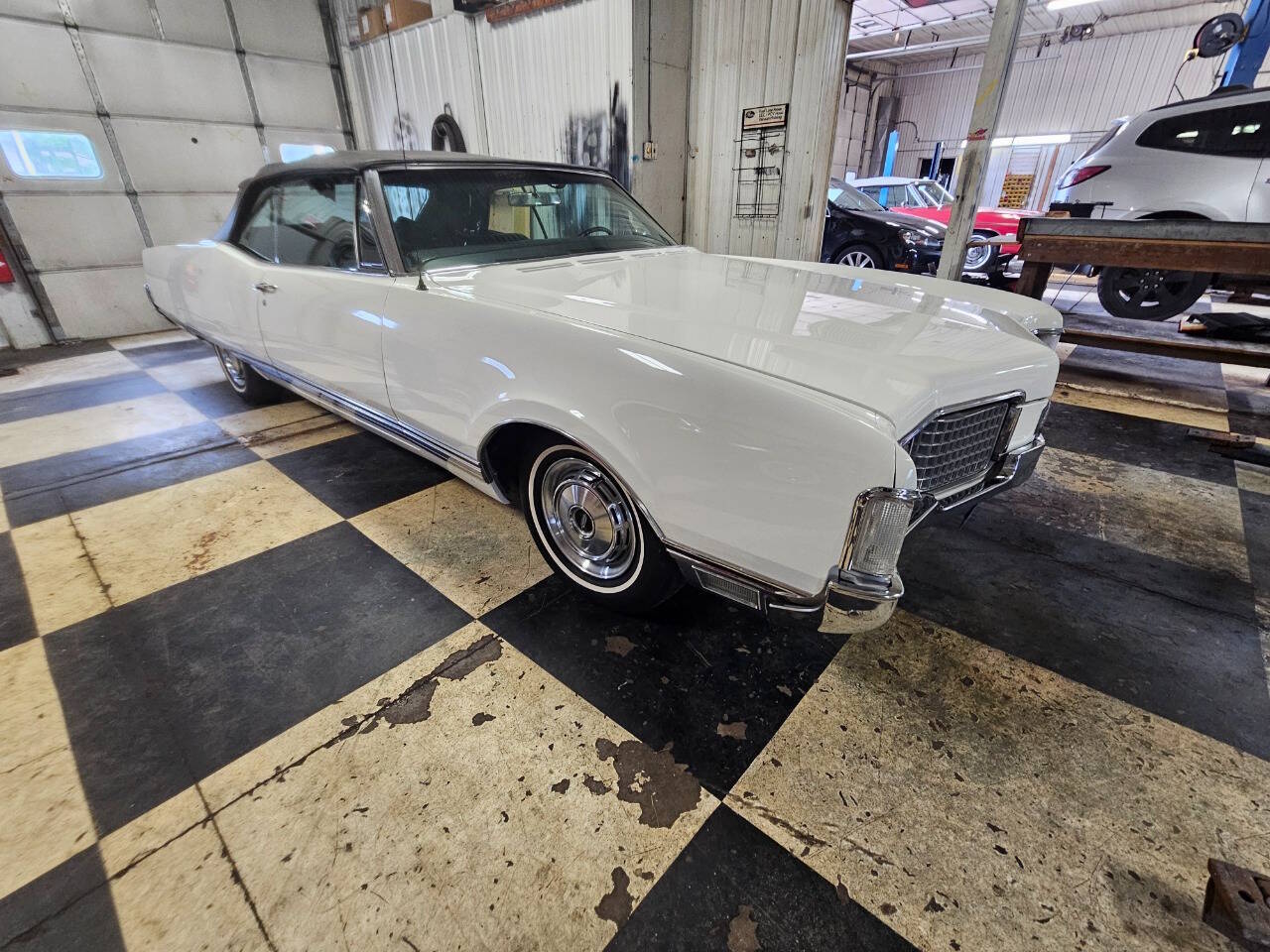Oldsmobile-Ninety-eight-1968-White-Black