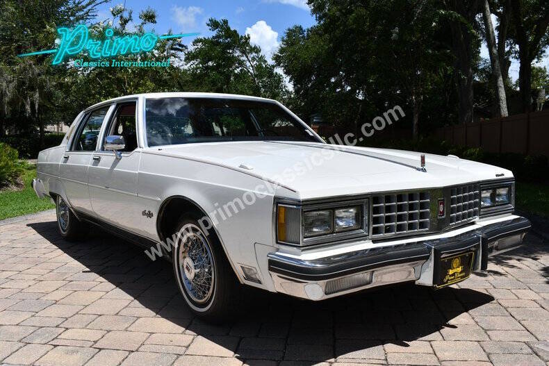 Oldsmobile-Ninety-eight-1980-Cotillion-White-Dark-Claret