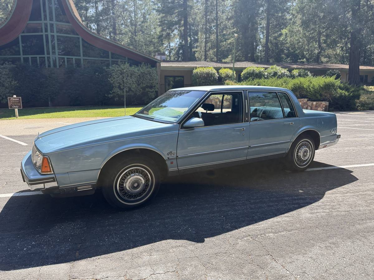 Oldsmobile-Ninety-eight-regency-brougham-1985-blue