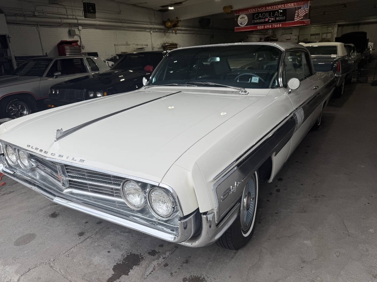 Oldsmobile-Starfire-1962-White