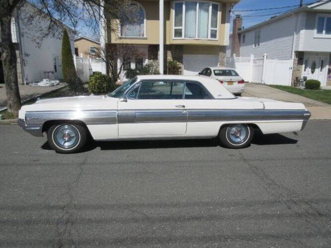 Oldsmobile-Starfire-1962-White-Blue