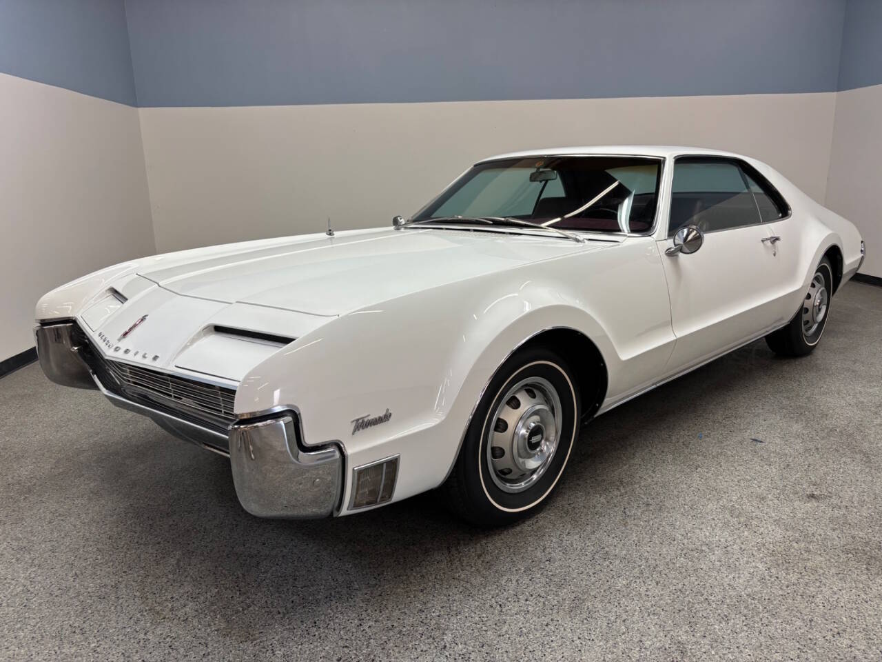 Oldsmobile-Toronado-1966-White-Red