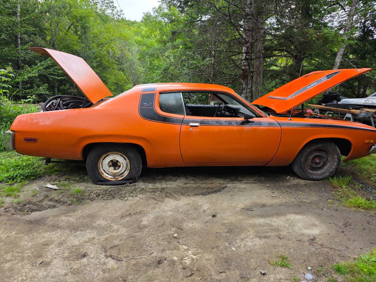 Plymouth-Road-runner-1973