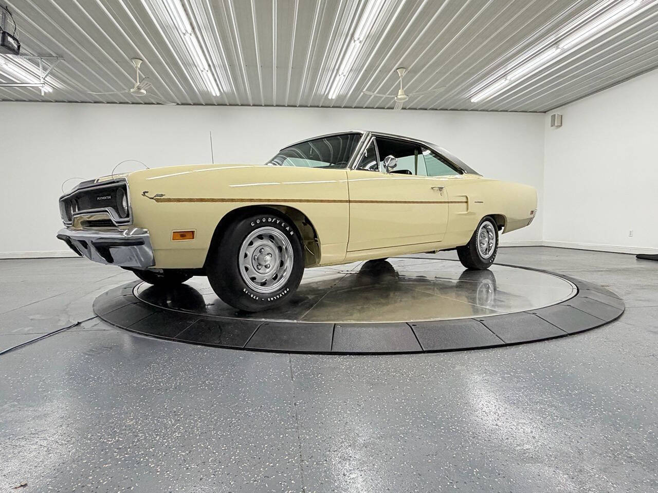 Plymouth-Roadrunner-1970-Tan-Green