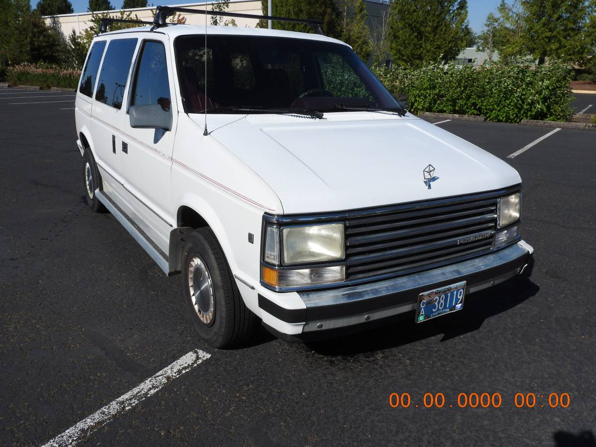 Plymouth-Voyager-1988-white