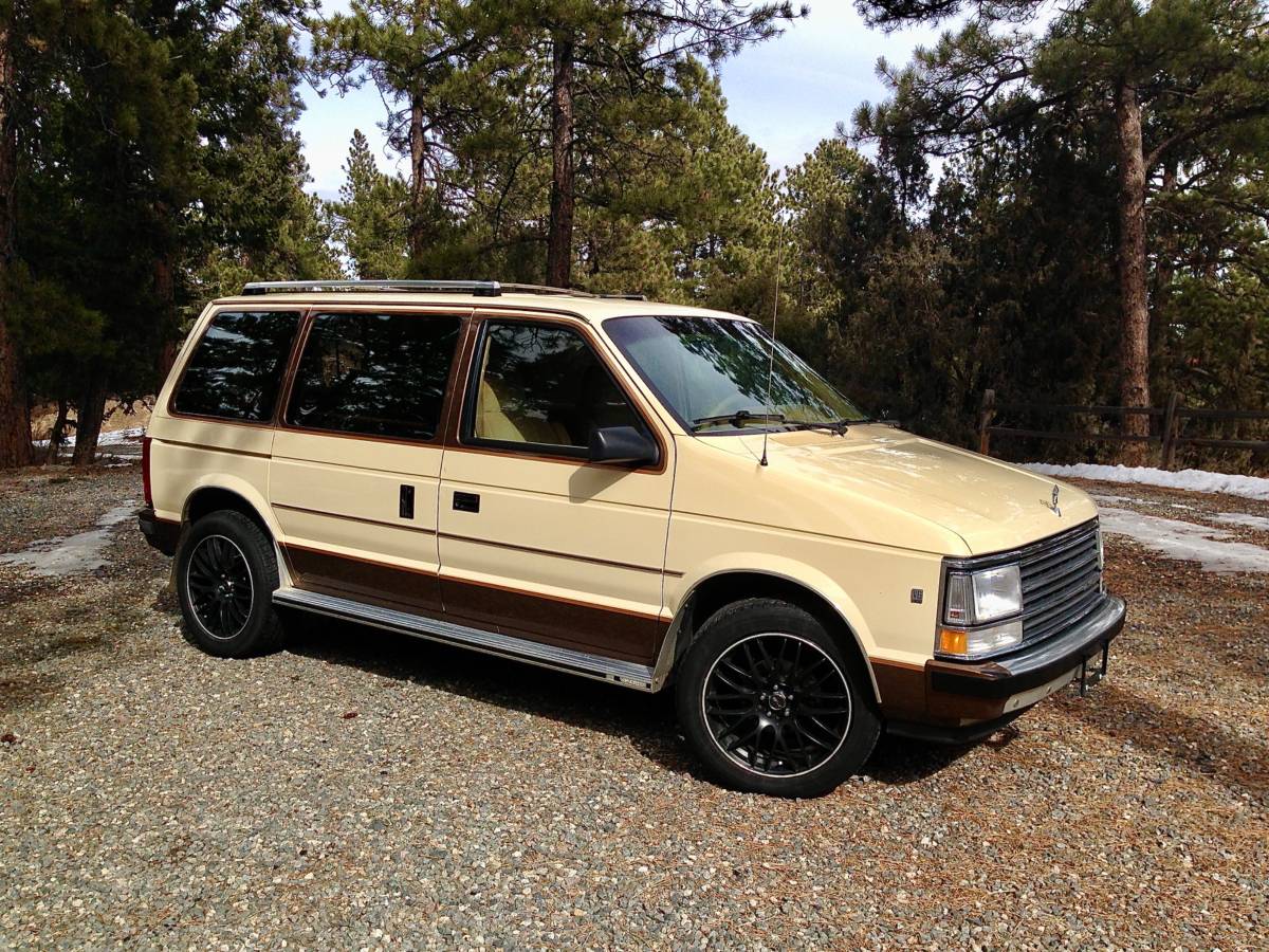 Plymouth.-voyager-1987-brown