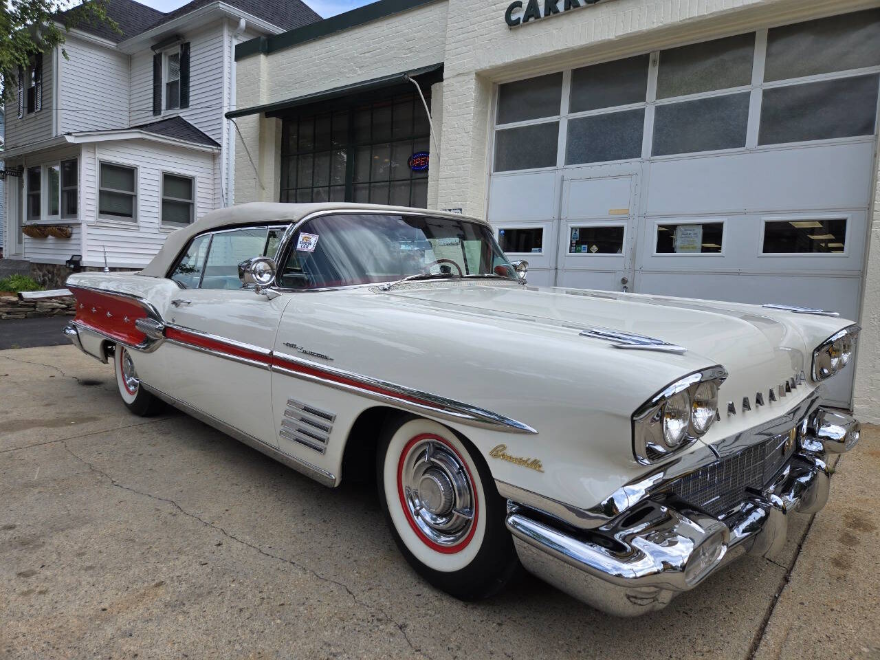 Pontiac-Bonneville-1958-Graystone-White-With-Rangoon-Red-Red-With-White