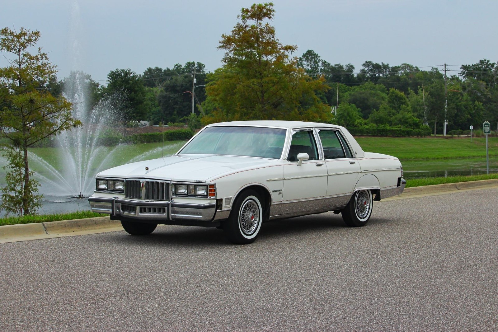 Pontiac-Bonneville-1980-4-Door-Red