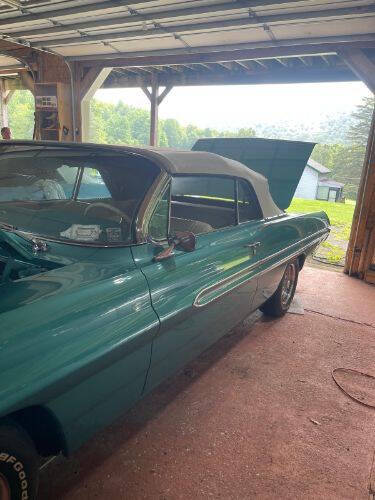 Pontiac-Catalina-1962-TealWhite-Top-White-Leather