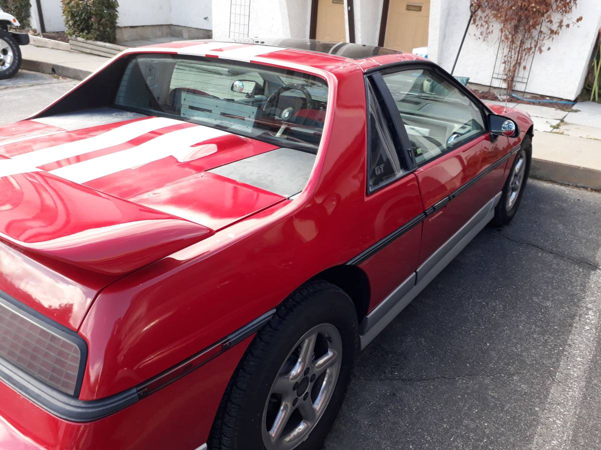 Pontiac-Fiero-1985-Red