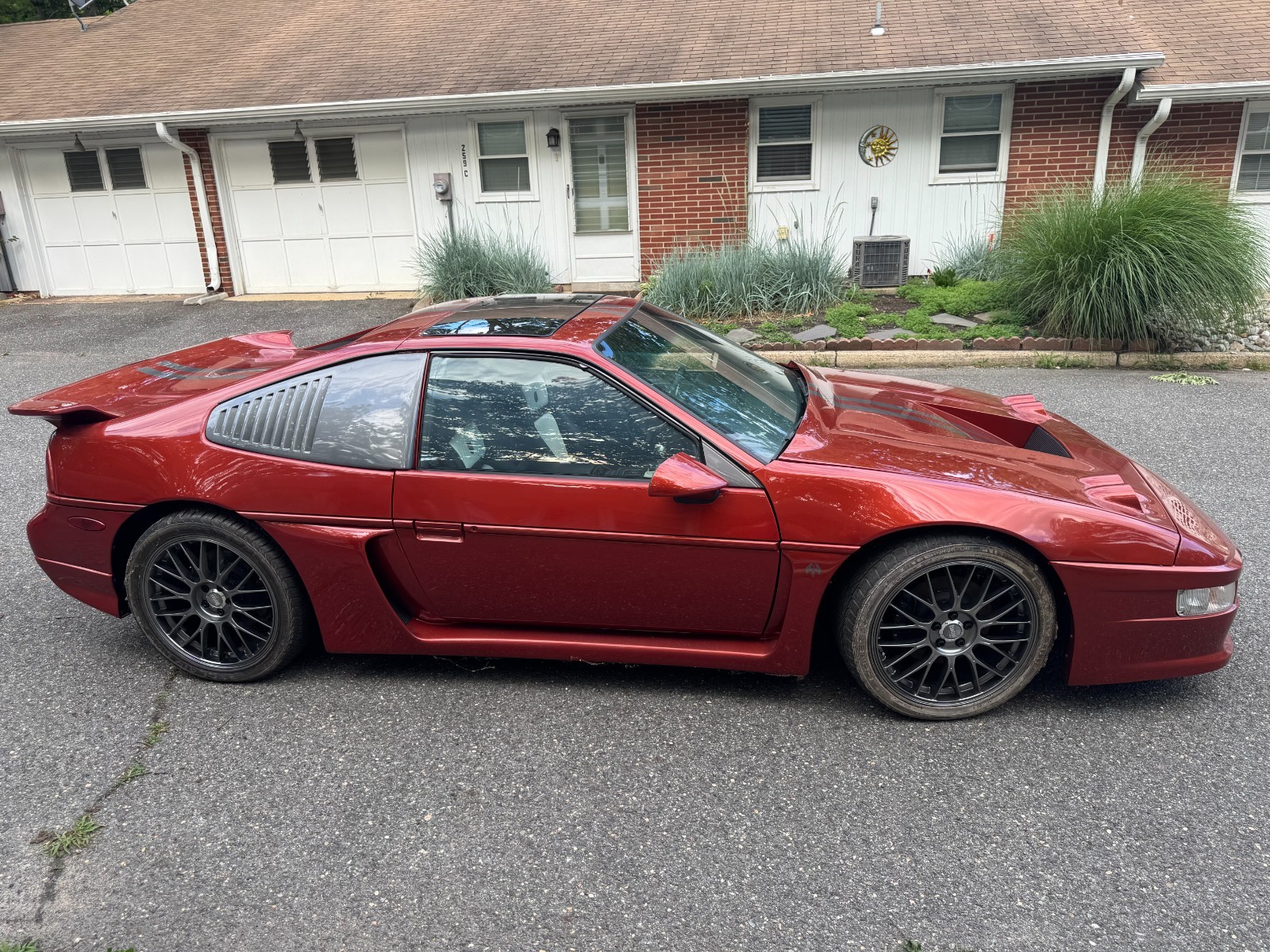 Pontiac-Fiero-1987-Coupe-Black-White