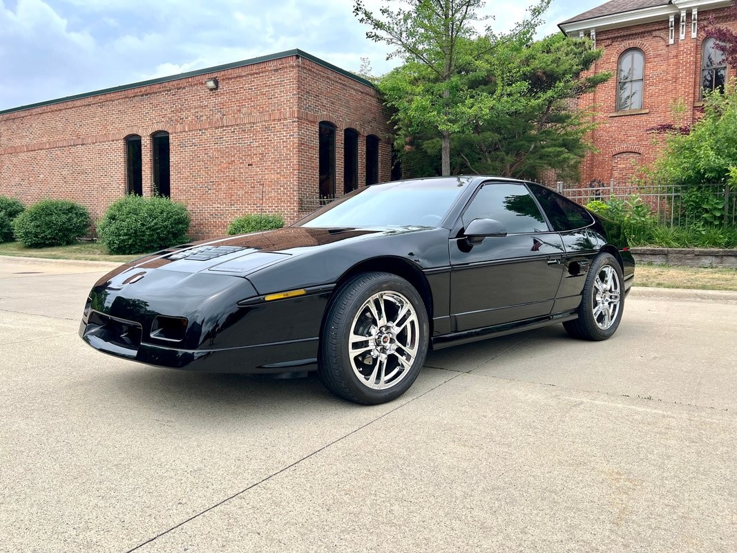 Pontiac-Fiero-1988-Coupe-Black-Gray