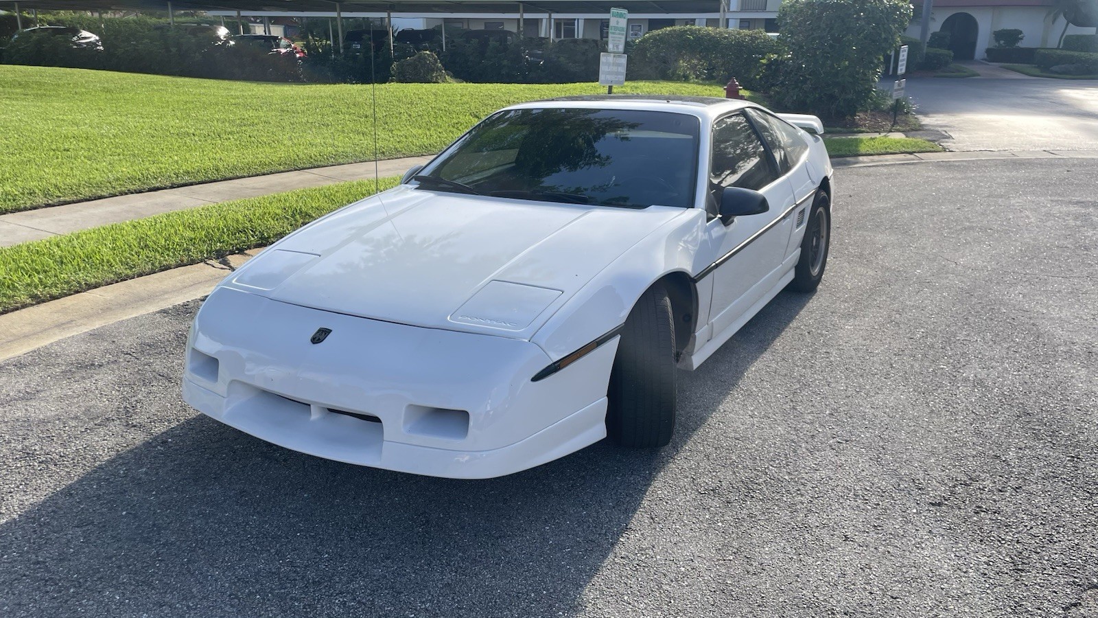 Pontiac-Fiero-1988-Coupe