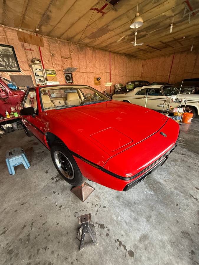 Pontiac-Fiero-2-m-4-1986-Red