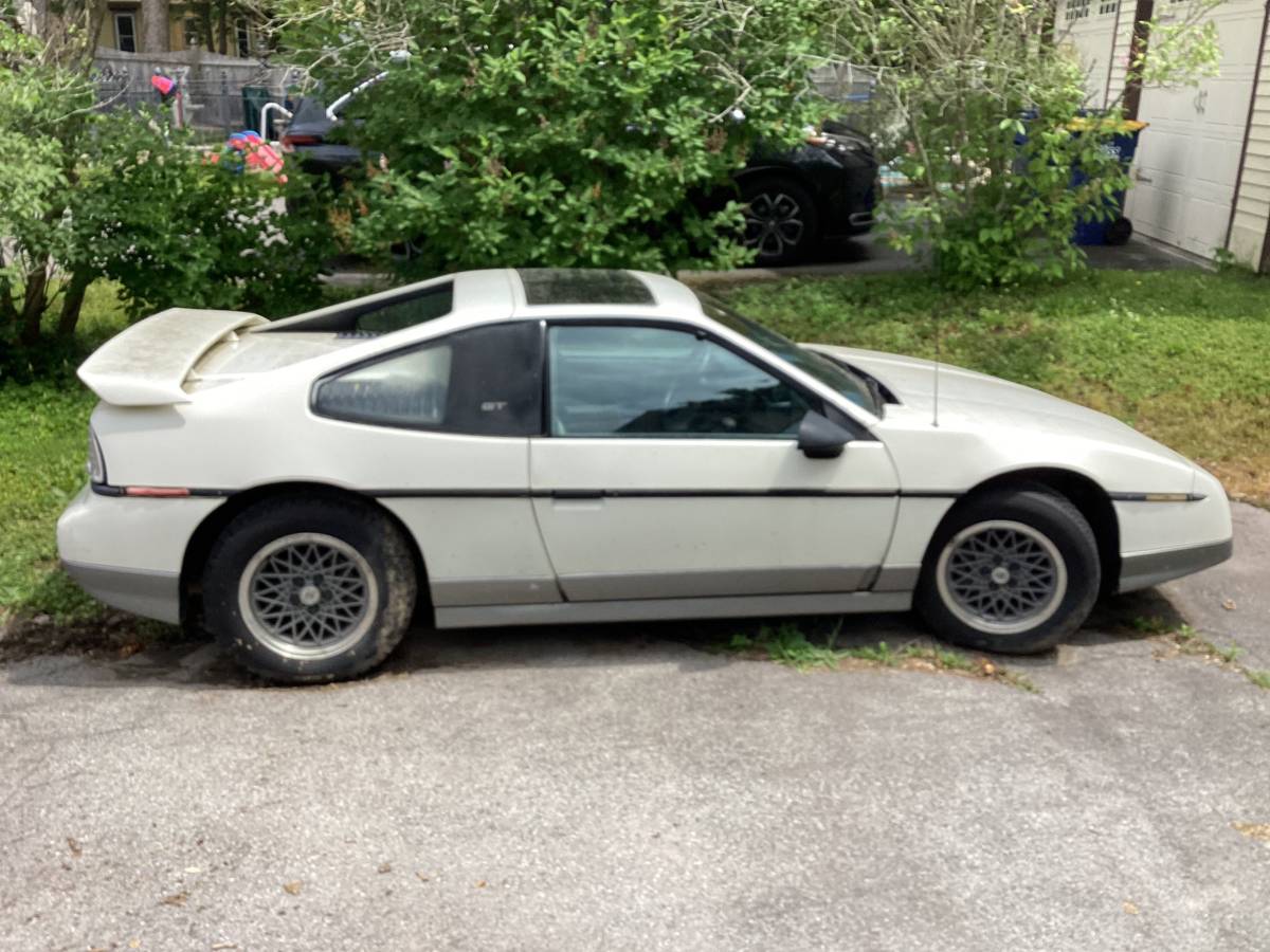 Pontiac-Fiero-gt-1987-white