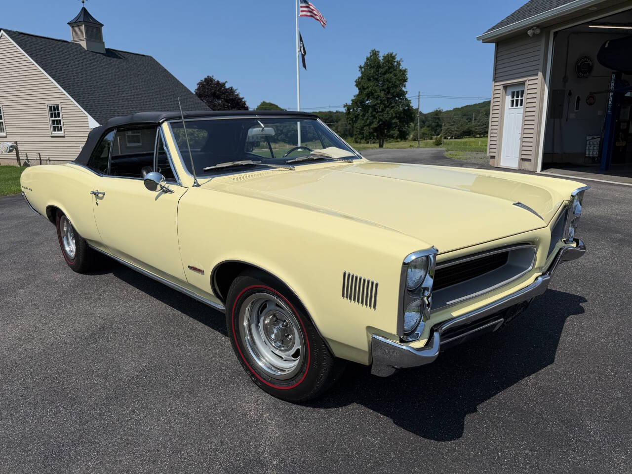 Pontiac-Lemans-1966-Yellow-Black-Bucket