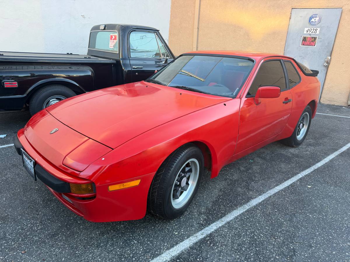Porsche-944-1983
