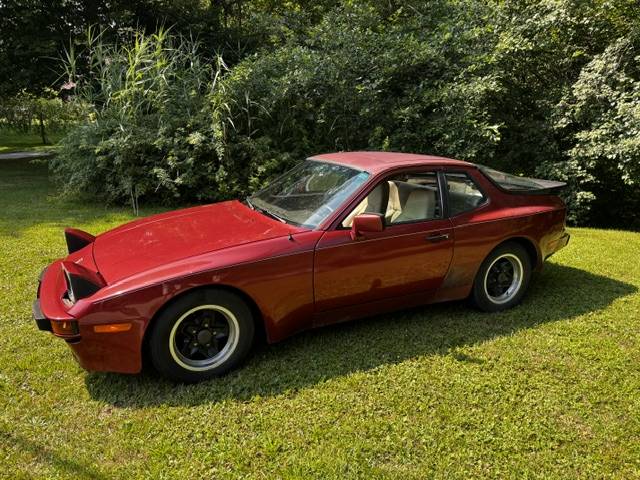 Porsche-944-1983-red