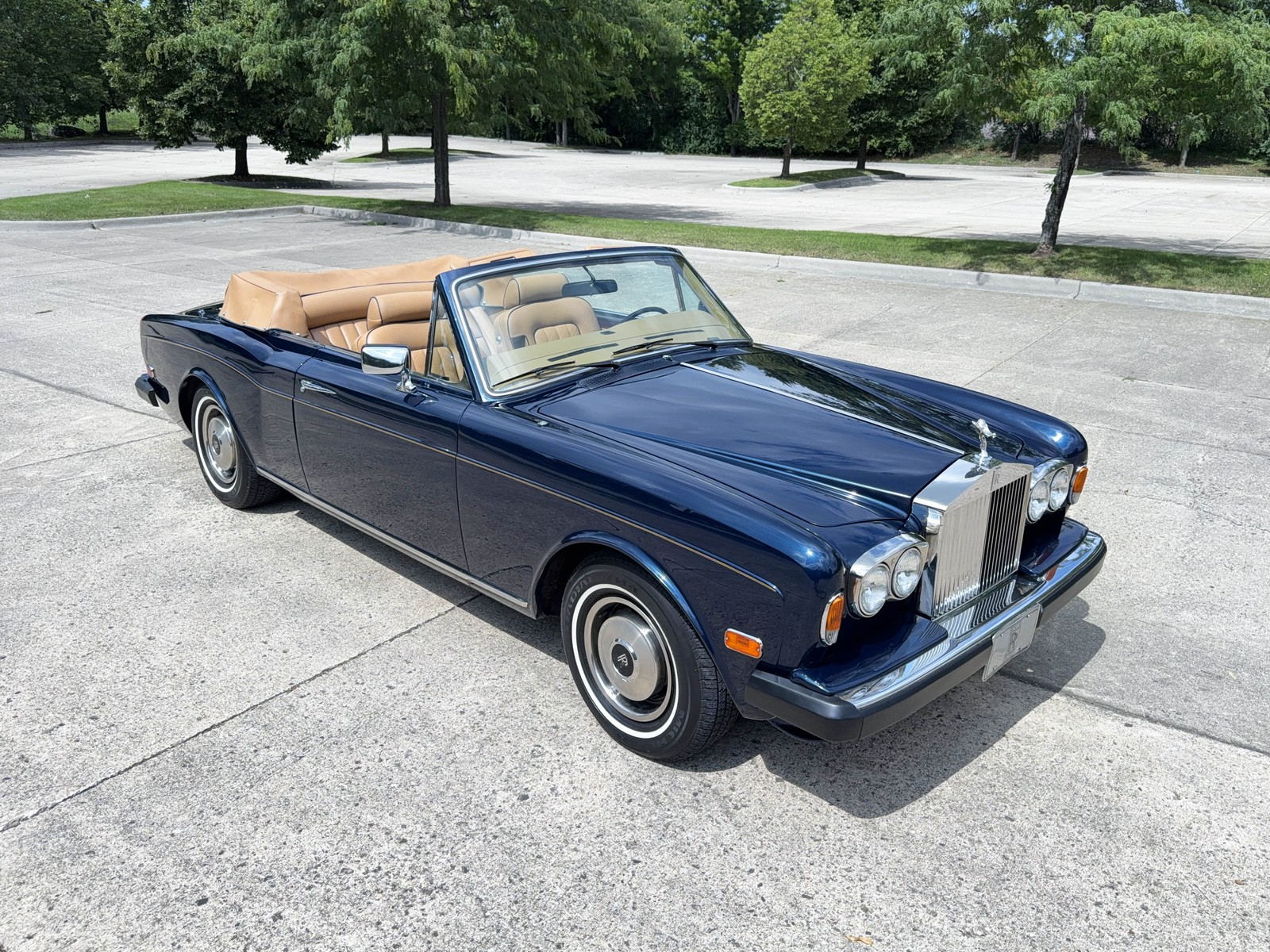 Rolls-Royce-Corniche-1984-Convertible-Honey-tan-Connolly-with-blue-accents